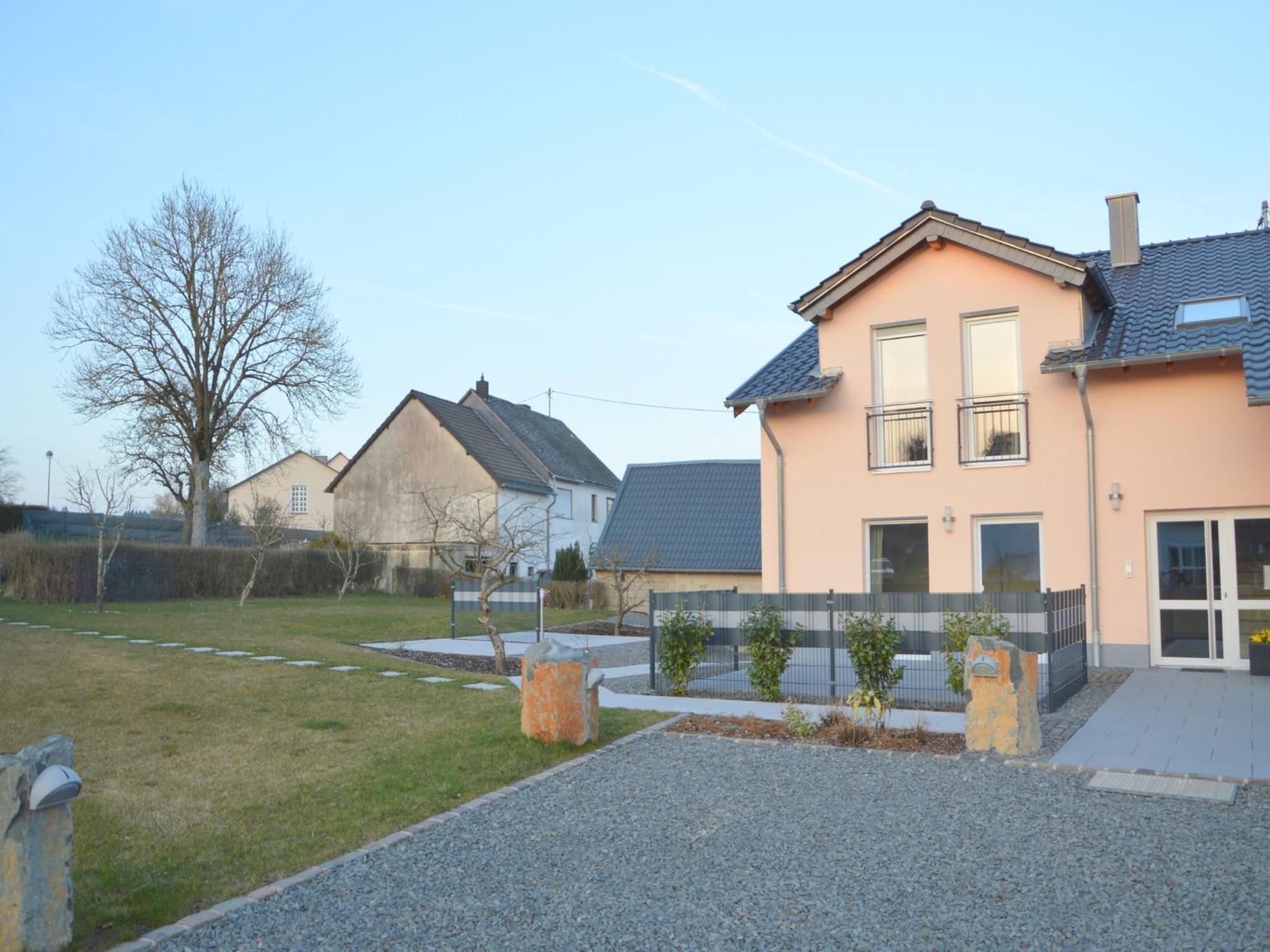 Lovely Modern Apartment With Private Terrace Ellscheid Buitenkant foto